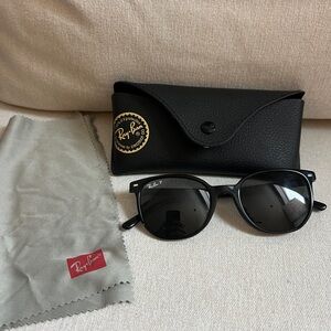 Ray-Ban Classic Black unisex Sunglasses with Case RB2197